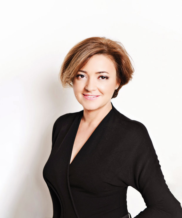 100 Cele mai puternice femei din business. Antreprenoarea care a început o afacere la 18 ani, în timp ce studia Dreptul, şi a dus pantofii fabricaţi la Huşi în capitalele modei. Cum a construit un brand cu afaceri de peste 132 de milioane de lei