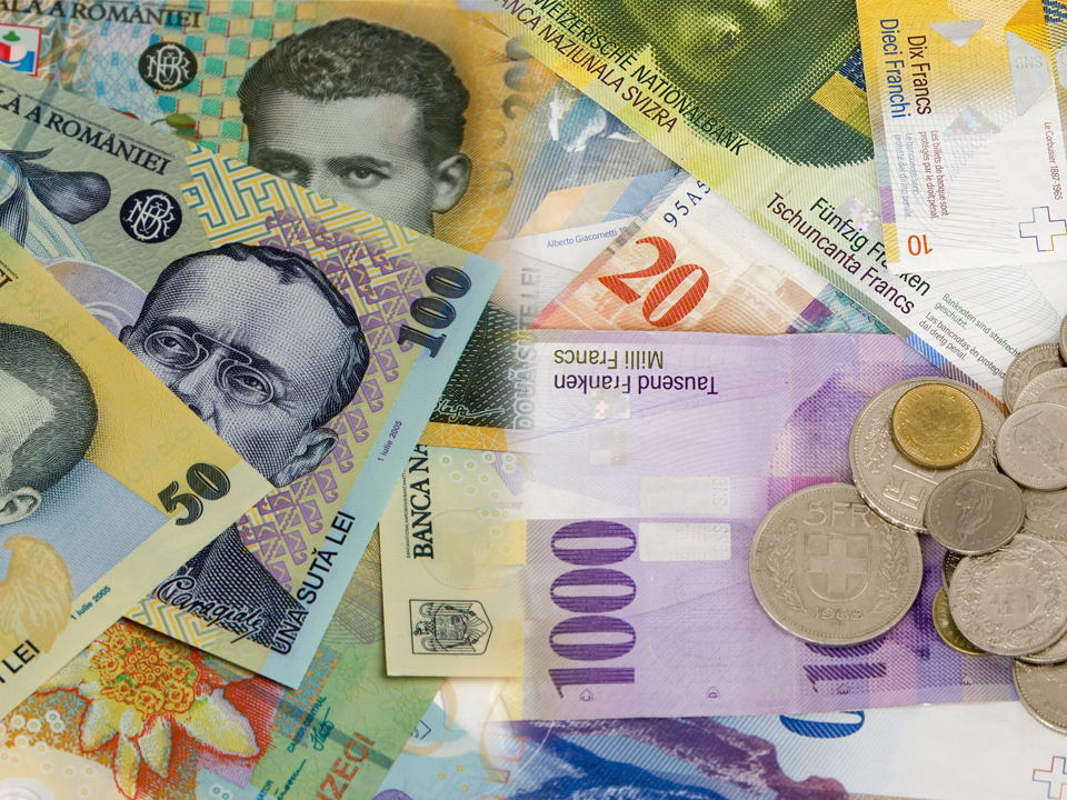 Ţineţi-vă bine dacă aveţi credit în franci elveţieni: cursul ar putea urca la 3,9 lei