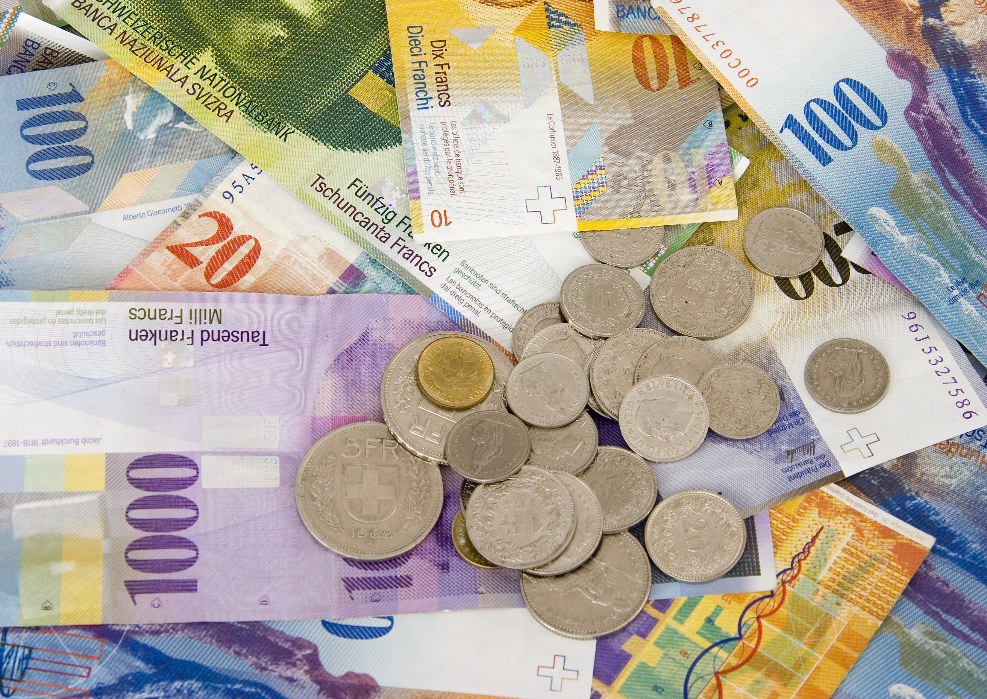 Veşti proaste pentru românii cu credite în franci elveţieni. Moneda va continua să crească în următorul an