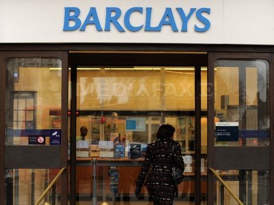 Barclays anunţă concedierea a 12.000 de angajaţi în acelaşi timp cu majorarea primelor şi bonusurilor
