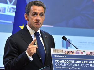 Preşedintele francez Nicolas Sarkozy le cere liderilor europeni să cadă la pace şi să salveze Grecia de dragul euro