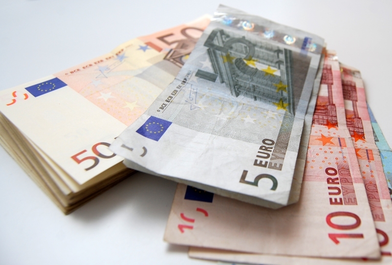 Euro a picat iar sub pragul de 1,30 de dolari