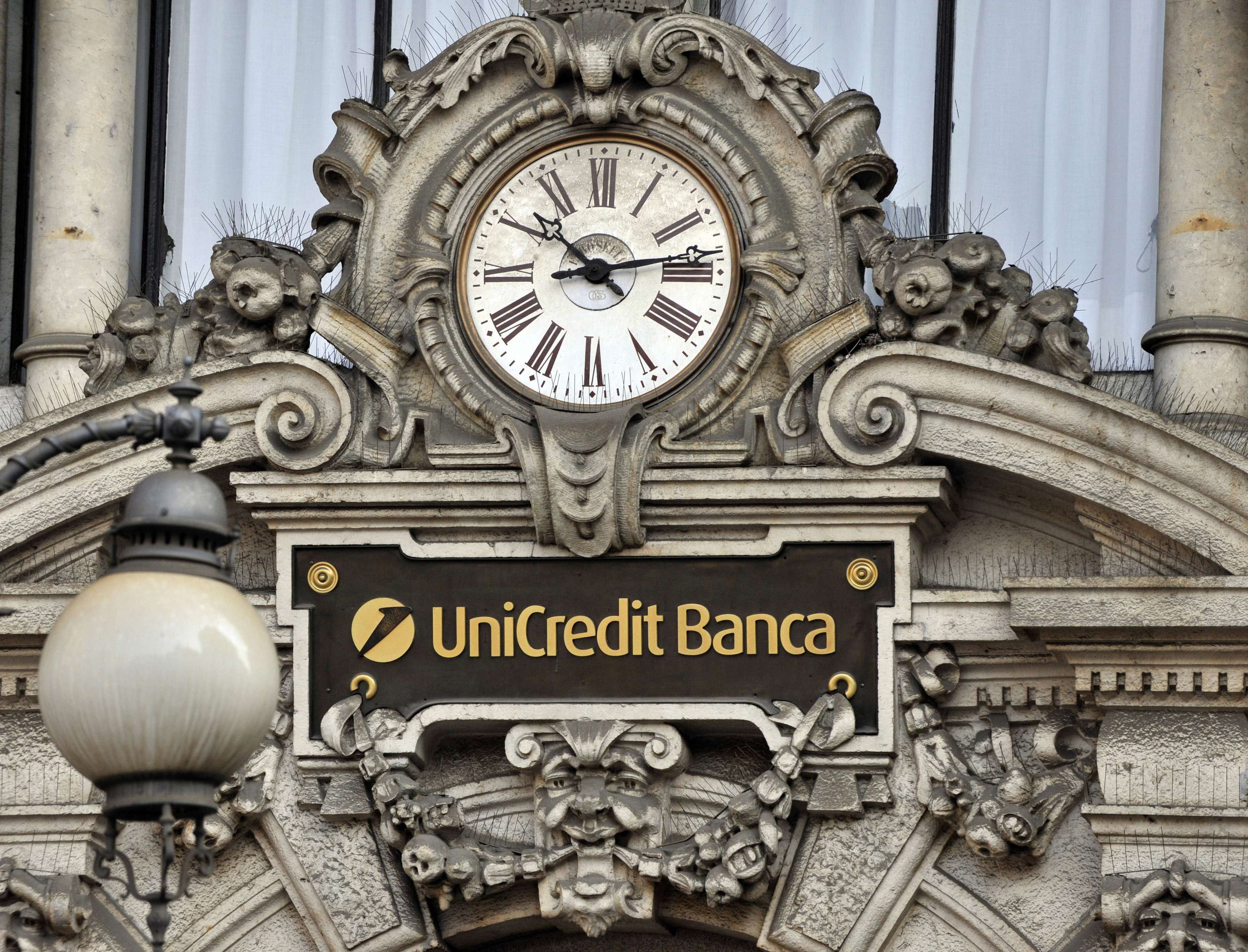 Acţiunile UniCredit au fost suspendate de la tranzacţionare. Banca a pierdut aproape jumătate din valoare în câteva zile