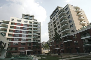 Emerald Residences este unul dintre primele ansambluri rezidentiale de mari dimensiuni finalizate in ultimii ani in Bucuresti, acesta de catre compania Brooklyn Investments. Proiectul se afla in zona lacului Tei si cuprinde un numar de 279 de apartamente
