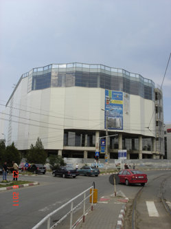 Construcţia centrului comercial Uvertura din Botoşani este 75% finalizată, dar reprezentanţii dezvoltatorului spun că vor anunţa lista de chiriaşi în septembrie, în timp ce deschiderea mallului este programată anul viitor