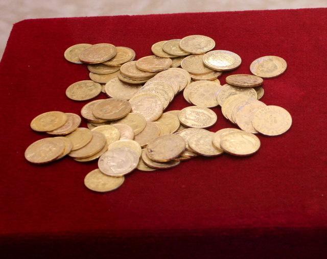 Un român a găsit 1.471 de monede din argint din secolul 16. Cu cât poate fi recompensat?