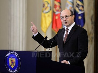 Băsescu a declarat că nu îi place în activitatea Guvernului că se "continuă a se fura prin lege", ca pe vremea Guvernului Năstase