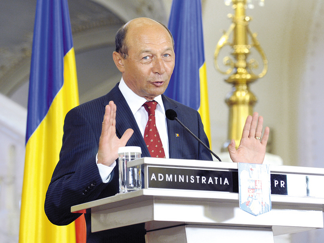 Băsescu: Este o greşeală menţinerea lui Dragnea în Guvern