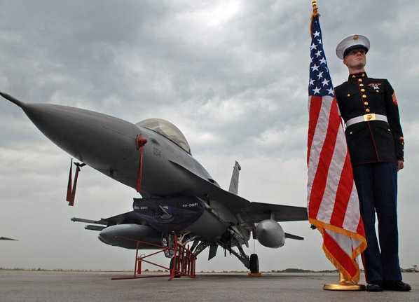 Noiembrie 2006, Belgrad. Soldat american în faţa unui avion de luptă aterizat în Serbia. Acordul României de survol al spaţiului aerian pentru bombardarea Serbiei în 1999 a fost unul dintre momentele cheie ale alianţei SUA-România.