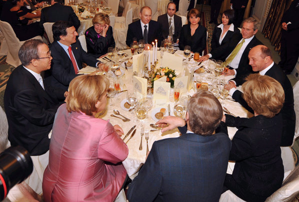 4 aprilie 2008, Bucureşti. Masă istorică a Summitului NATO de la Bucureşti, la care iau parte Traian Băsescu, Vladimir Putin, Angela Merkel şi George Bush. 