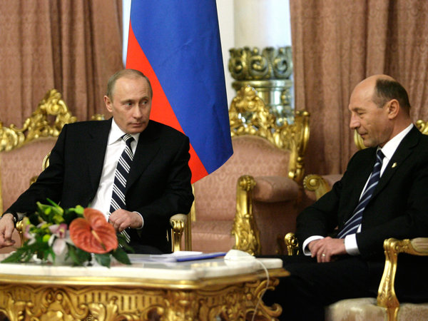 8 aprilie 2008 BucureŞti: Aflat la summitul NATO, fostul preşedinte rus Vladimir Putin s-a întâlnit cu preşedintele Traian Băsescu, dar nu a adus cu el şi dezgheţul