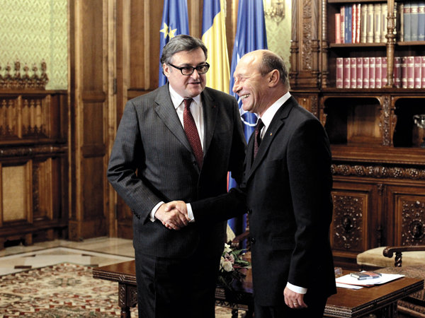 Ambasadorul Franţei Henri Paul, aflat la finalul misiunii, şi-a luat rămas bun de la preşedintele Traian Băsescu. Şeful statului s-a întâlnit ieri cu ambasadorii străini, a vorbit de economie, dar nu şi de proteste. Singura remarcă a fost la adresa jurnaliştilor: Nu sunteţi la vreo manifestaţie, pe undeva?