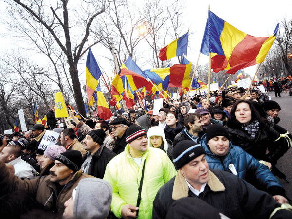 Şapte mii de oameni, potrivit jandarmilor, 13.000 potrivit organizatorilor, au cerut ieri demisia Guvernului şi a preşedintelui Băsescu, în cel mai mare miting organizat de opoziţie (PSD şi PNL) în ultimii trei ani. Aseară manifestanţii opoziţiei s-au reunit cu cei din piaţa Universităţii
