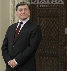 Antonescu: Nu mă retrag din viaţa politică, pentru că Traian Băsescu a fost demis pe fond