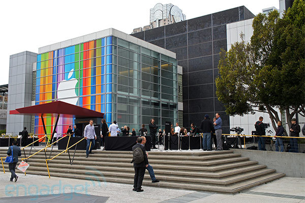 Primele imagini de la sediul Apple din San Fracisco de la lansarea iPhone 5 - LIVE TEXT