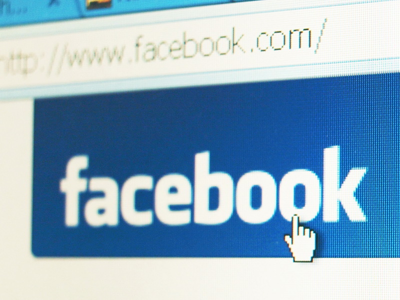 Utilizatorii Facebook, afectaţi de virusii care umple paginile cu pornografie