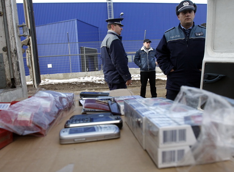 Poliţia Română a verificat vineri seara 74 de societăţi comerciale şi a confiscat bunuri de 830 mii lei