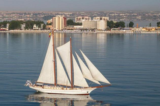 Velierul Adornate participă la prima întrecere a navelor cu vele desfăşurată exclusiv în Marea Neagră