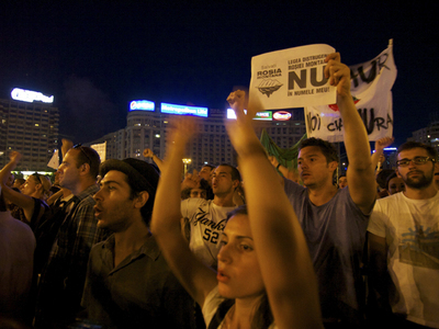 Numărul protestatarilor din Capitală a ajuns la aproape 1.000 de persoane. Traficul pe bulevardul Magheru este blocat