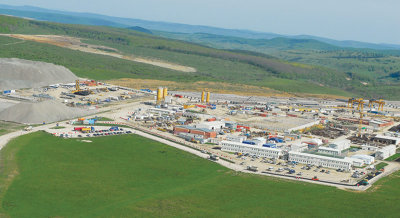 In localitatea Savadisla (judetul Cluj) se afla una dintre cele mai mari baze de productie a Bechtel, care se intinde pe cateva hectare (foto sus)