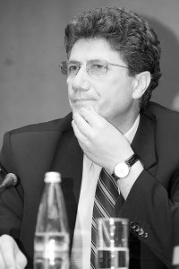 Constantin Balasoiu a mai fost director al CEN Craiova intre 2004 si iunie 2007. A fost readus in functie in ianuarie anul acesta