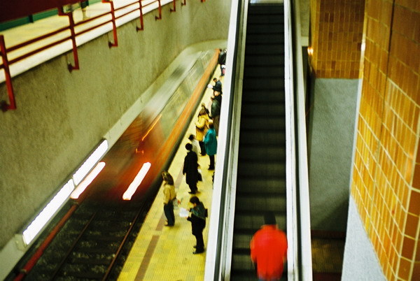 Circulaţia metroului, afectată pe ruta IMGB - Pipera, după ce o tânără s-a sinucis
