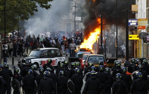 A treia noapte de lupte de stradă la Londra: clădiri în flăcări şi maşini incendiate