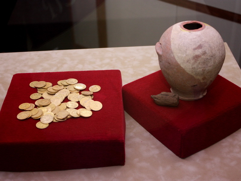 Oltenii încep să sape după aur. 75 de monede din aur cu o valoare estimată la 100.000 de euro, descoperite în Desa
