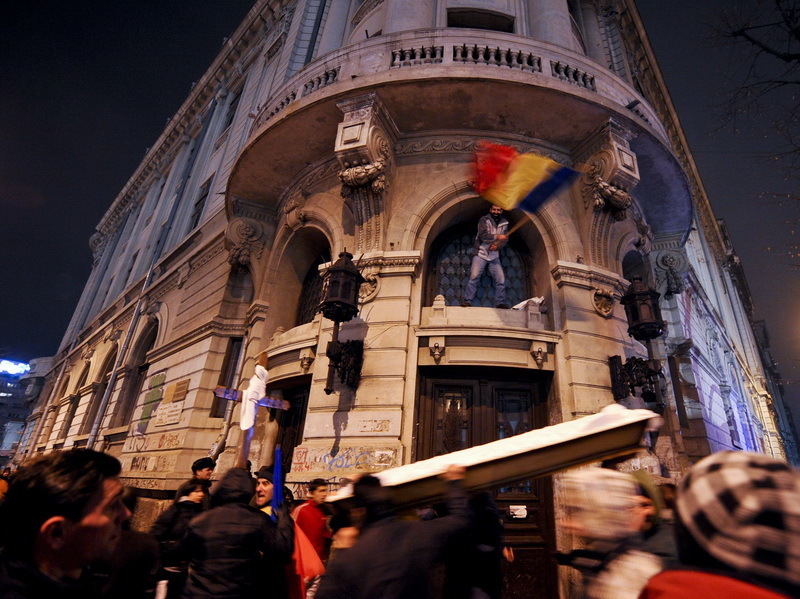 Peste 10.000 de persoane au protestat luni în Bucureşti şi în mai multe oraşe din ţară