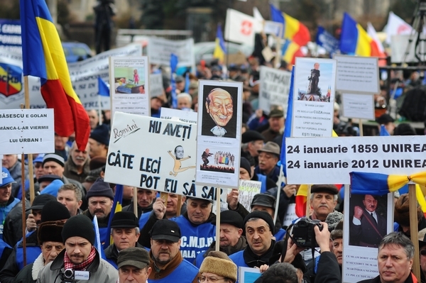 România, în a douăsprezecea zi de proteste. Mii de militari în rezervă scandează "Libertate!" în Piaţa Victoriei