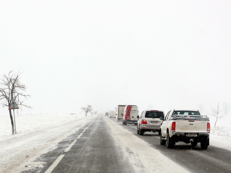 81 de drumuri judeţene blocate, 36 de localităţi izolate, din care 30 în Vrancea. Utilajele de deszăpezire, îngropate în zăpadă