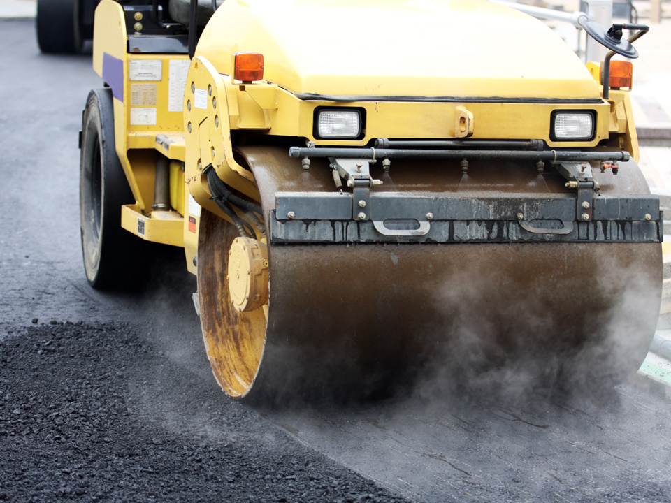 Programul „asfaltarea a 10.000 de kilometri de drumuri judeţene“, în aer. Guvernul va plăti doar lucrările deja contractate