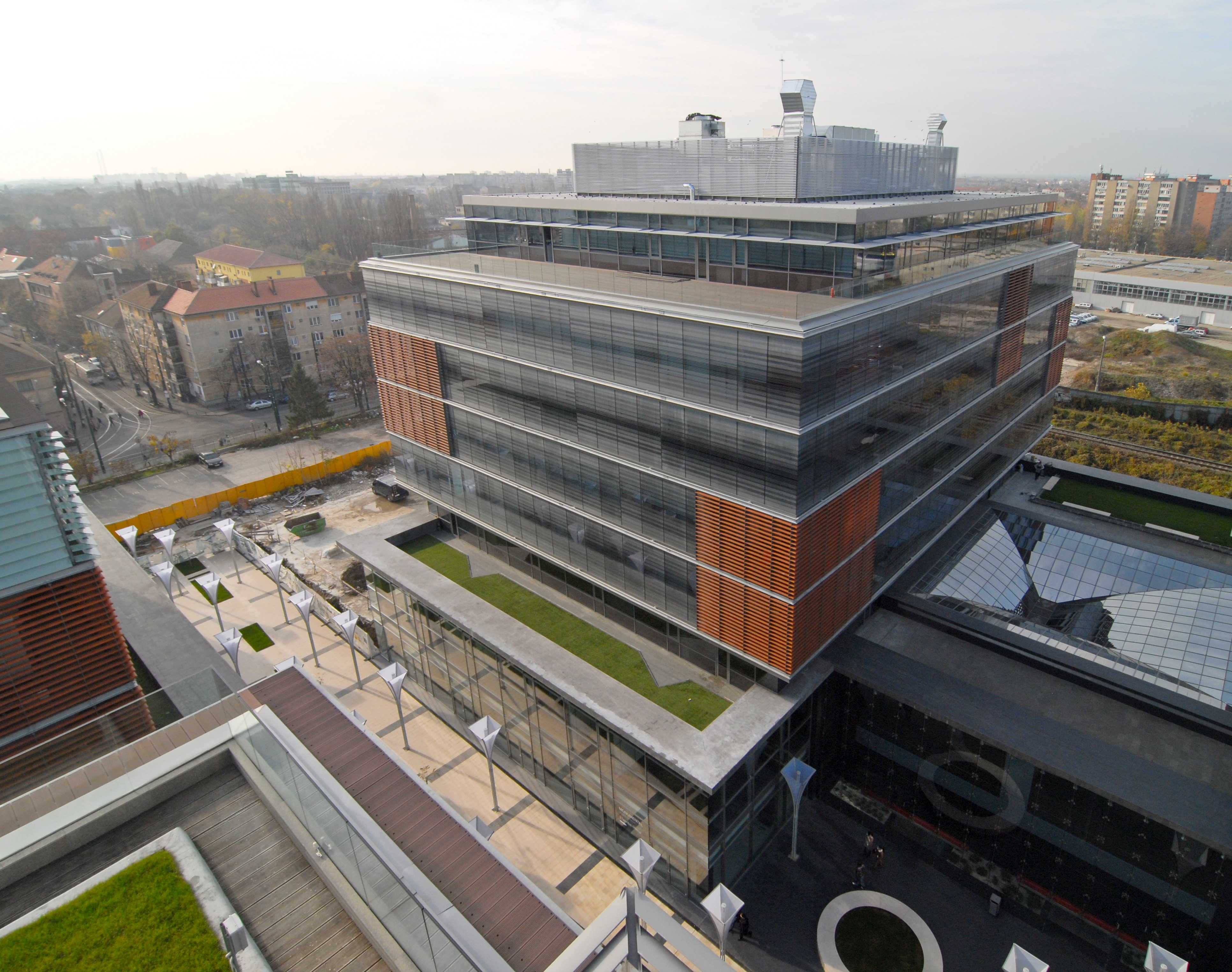 Cum arată un proiect de birouri făcut cu fonduri UE: Ovidiu Şandor a finalizat a patra clădire din CBC Timişoara, investiţie de 10 mil. euro