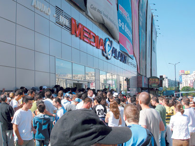 Acum doi ani si jumatate, la deschidere, sute de oameni se bateau sa intre in magazinul Media Galaxy din Unirii pentru reduceri