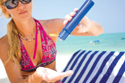 Medicii dermatologi recomanda evitarea expunerii la soare la amiaza si folosirea cremelor de protectie cu factor mare
