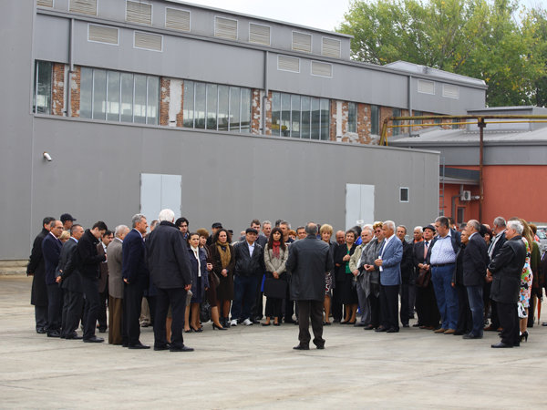 Câteva zeci de oameni, printre care şi foşti angajaţi, au participat la inaugurarea oficială a noii fabrici Timpuri Noi 
