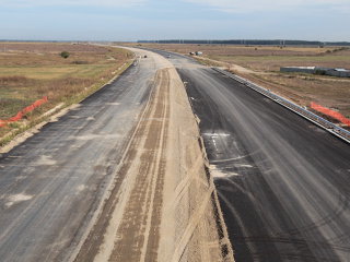 Autostrada Arad-Timişoara este afaltată la două sensuri pe cea mai mare parte a şantierului
