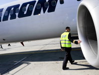 Români care au plătit şi 1.200 de euro pe vacanţa din Tenerife aşteaptă de ieri ca avionul cu care se întorc să fie reparat
