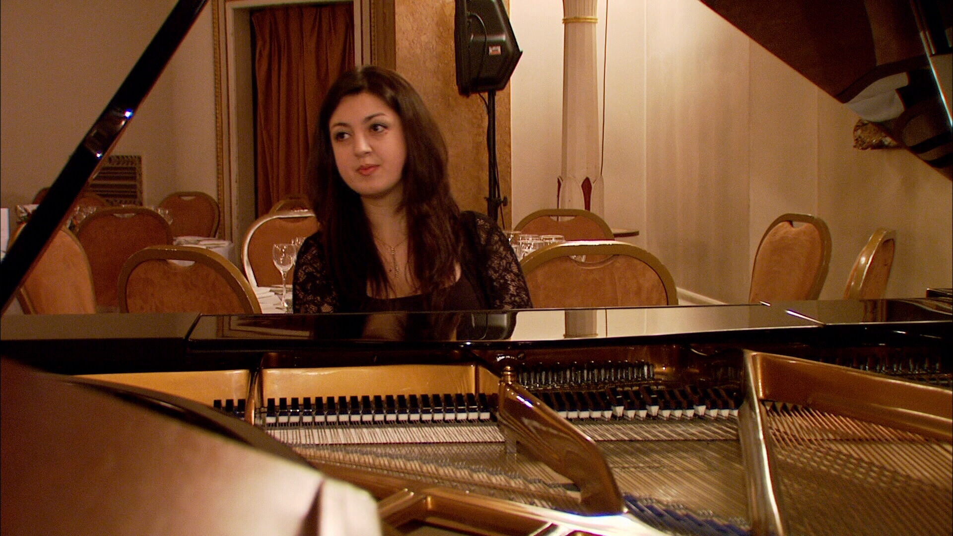 Pe culmile muzicii: pianista Alexandra Dariescu/ de Paul Angelescu, Elena Băgescu