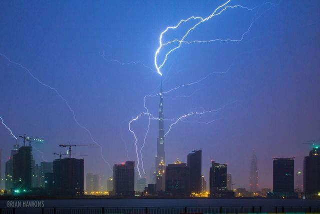 Fotografia ZILEI: Cea mai înaltă clădire din lume, lovită de un fulger. Galerie FOTO