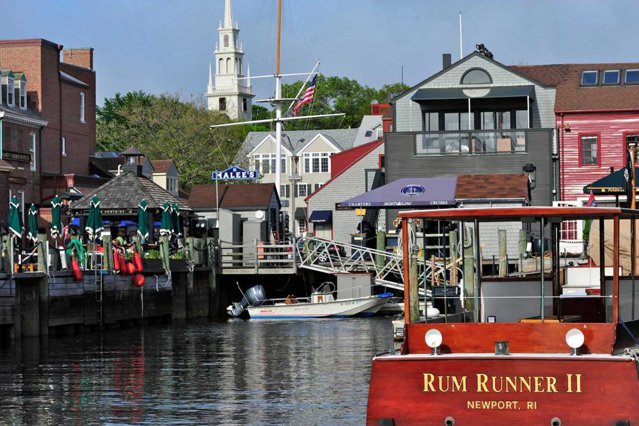 Newport, Rhode Island. Un orăşel – port din Statele Unite, care atrage numeroşi turişti prin caracterul istoric al clădirilor