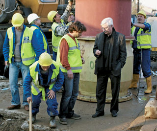 Andreas Bode (dreapta), discuta cu muncitorii care remediaza avaria la o conducta de apa, in Bucuresti, 17 noiembrie 2006