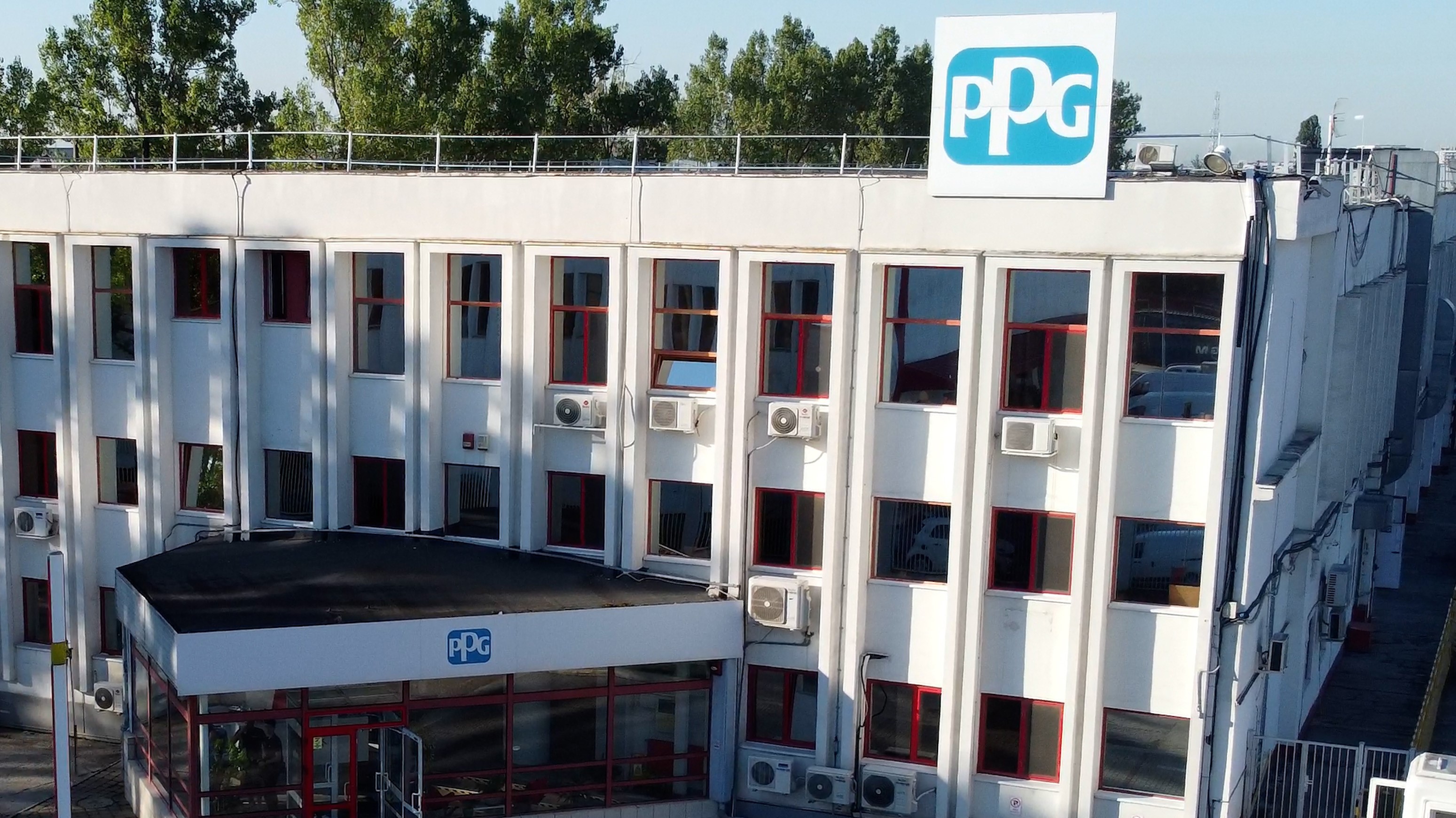 PPG România a instalat 900 de panouri solare pe acoperişul fabricii, pentru reducerea emisiilor de CO2