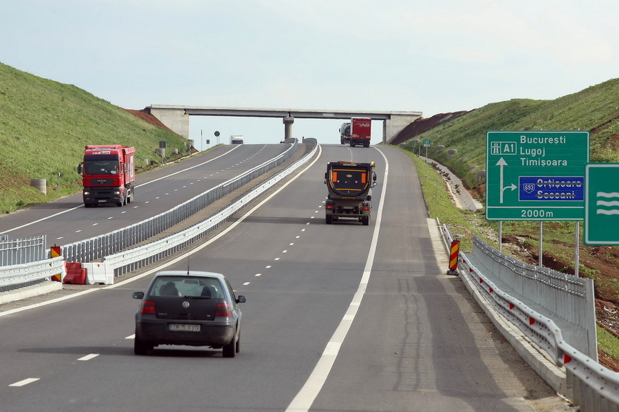 O autostradă deschisă în decembrie 2011, care a costat 135 mil. euro, are nevoie de reasfaltare pe toată lungimea