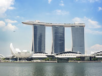 Patru români vor gusta din luxul destinaţiei Singapore timp de 14 zile (în perioada 5-19 aprilie), într-un sejur la unul dintre cele mai cunoscute hoteluri din lume, Marina Bay Sands.