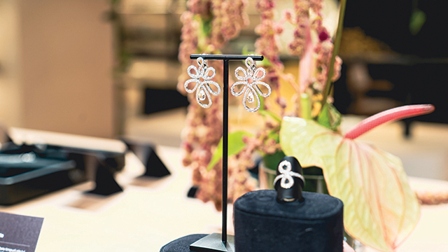 EXCLUSIV ZF. Interviu cu oficialii Lalique, brand-simbol pentru luxul franţuzesc. Lumea asociază brandul mai ales cu piesele din cristal, dar Lalique are un portofoliu ce cuprinde şi mobilier, bijuterii, parfumuri sau hoteluri. „Această diversificare ne ajută să ajungem la segmente diferite de public"