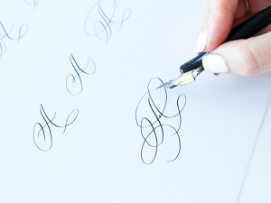Caligrafie pentru veşnicie: Scrisul de mână, acea rutină pe care puţini dintre noi o mai păstrează, a prins contur sub forma unei nişe de business modelate de mâini creative şi răbdătoare