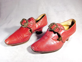 Ocolul istoriei in pantofi de colectie