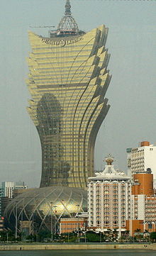Grand Lisboa Hotel; Macau. "Kitsch - oasă"