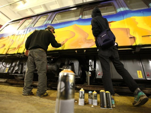 Opt grafferi au "vandalizat" o garnitură de metrou pentru a celebra Ziua Internaţională a Apei
